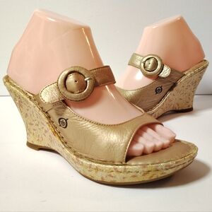 Born Drilles Women's Leather Wedge Slip-On Gold Shimmer Open Toe Heeled Sandal 7